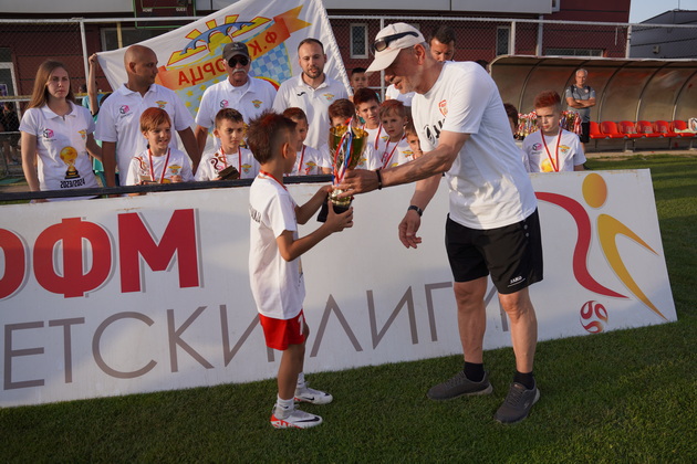 darijan-gelevski-9-e-nash-fudbaler-so-svetski-talent-trenerite-na-barselona-me-izbraa-za-najdobar-igrach-na-kamp-za-mladi-talenti-08.jpg