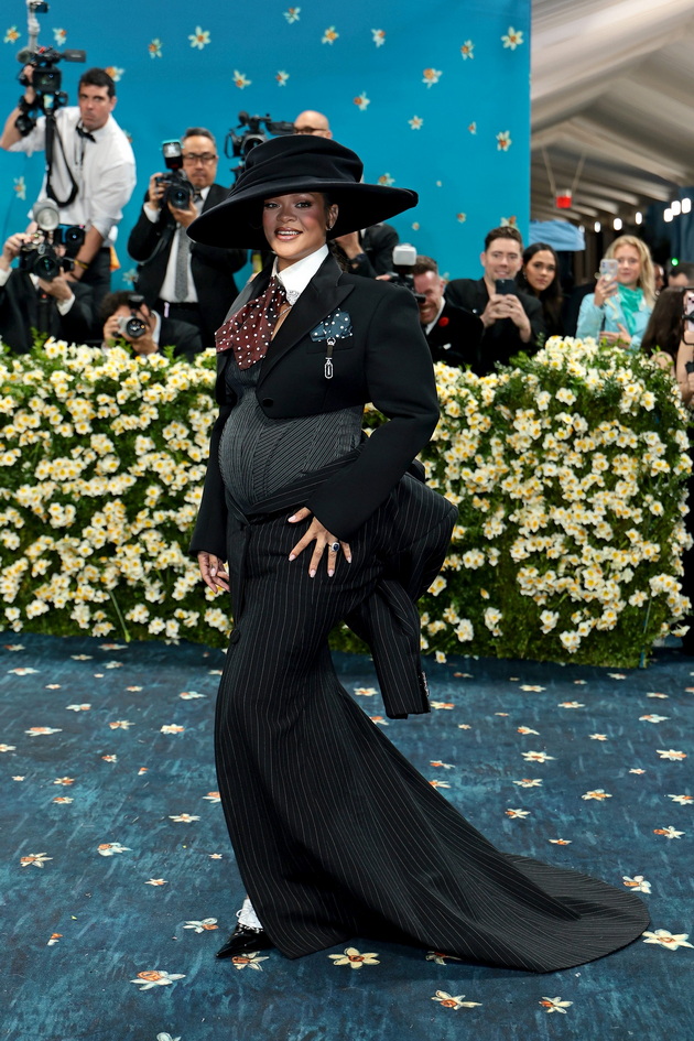 dojde-posledna-otkri-deka-e-tretpat-bremena-rijana-izdominira-na-met-gala-2025-04.jpg