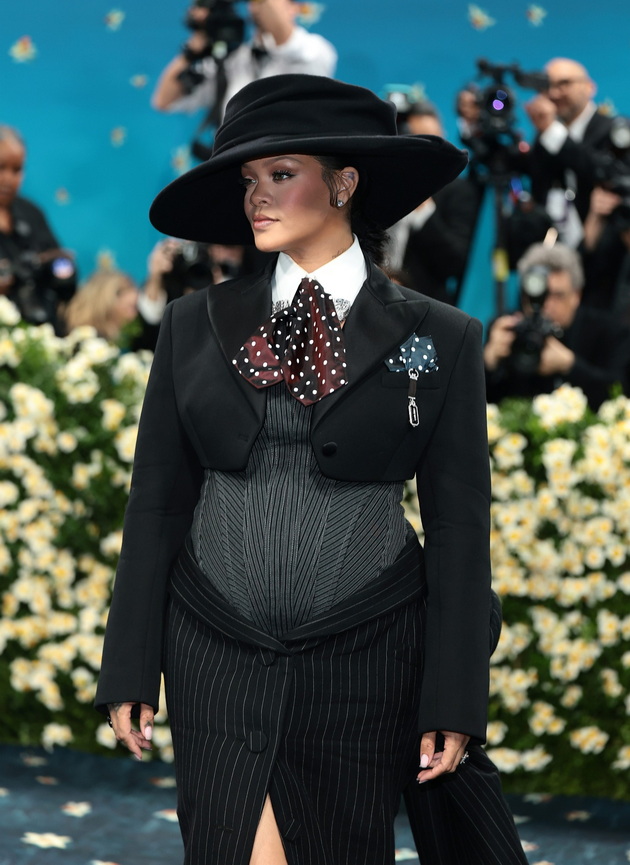 dojde-posledna-otkri-deka-e-tretpat-bremena-rijana-izdominira-na-met-gala-2025-05.jpg
