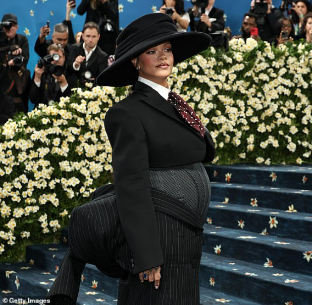 dojde-posledna-otkri-deka-e-tretpat-bremena-rijana-izdominira-na-met-gala-2025-08.jpg