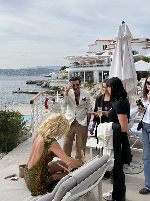nashiot-fotograf-badstef-se-vrati-od-kan-na-zabava-na-roberto-cavalli-ja-sretnav-eva-longorija-fotografirav-svetski-modeli-20.jpg