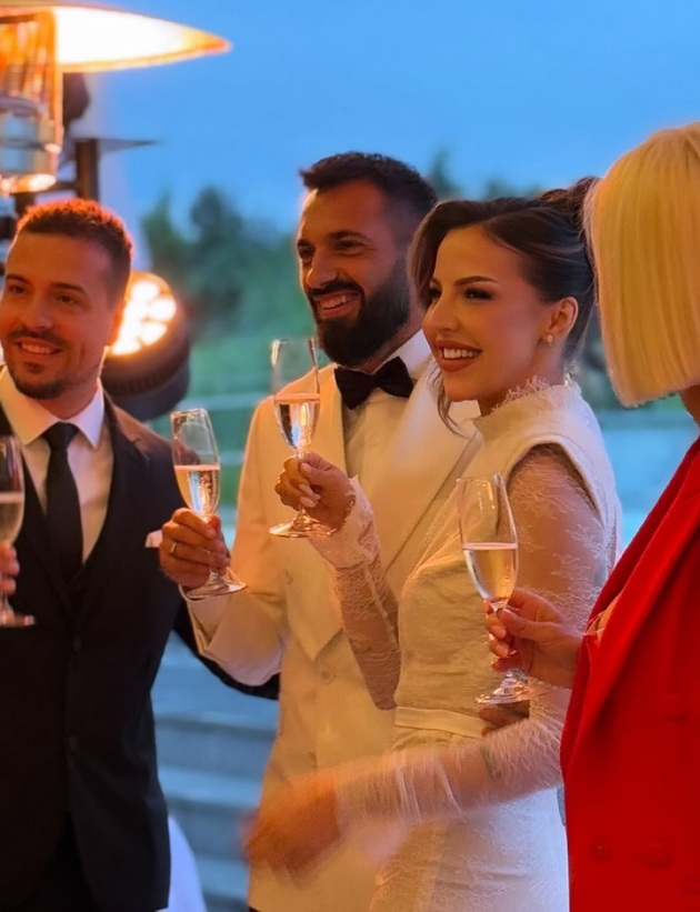 se-ozheni-golmanot-kostadin-zahov-eleganten-vo-bel-kostum-pokraj-sakanata-ivana-od-srbija-peeshe-na-svadbata-09.jpg