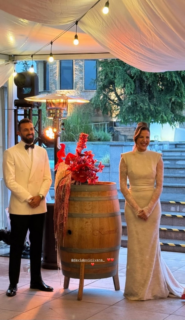 se-ozheni-golmanot-kostadin-zahov-eleganten-vo-bel-kostum-pokraj-sakanata-ivana-od-srbija-peeshe-na-svadbata-10.jpg