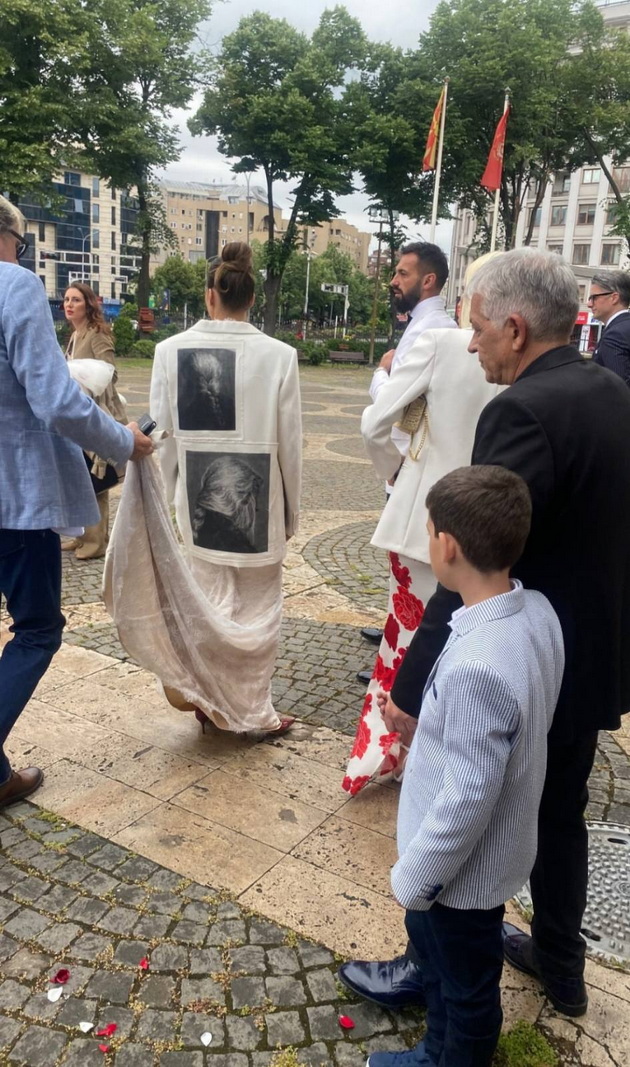 se-ozheni-golmanot-kostadin-zahov-eleganten-vo-bel-kostum-pokraj-sakanata-ivana-od-srbija-peeshe-na-svadbata-13.jpg