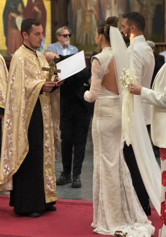 se-ozheni-golmanot-kostadin-zahov-eleganten-vo-bel-kostum-pokraj-sakanata-ivana-od-srbija-peeshe-na-svadbata-16_copy.jpg
