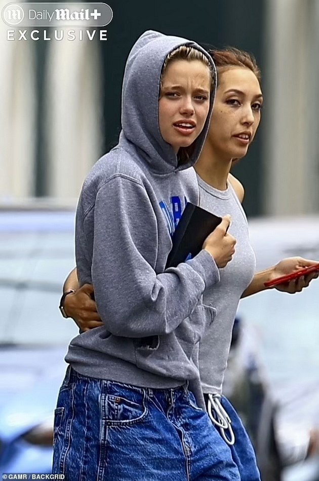shajlo-djoli-pregrnata-so-devojka-po-shpekulaciite-deka-kje-go-menuva-polot-koja-e-navodnata-partnerka-na-kjerkata-na-andjelina-02.jpg