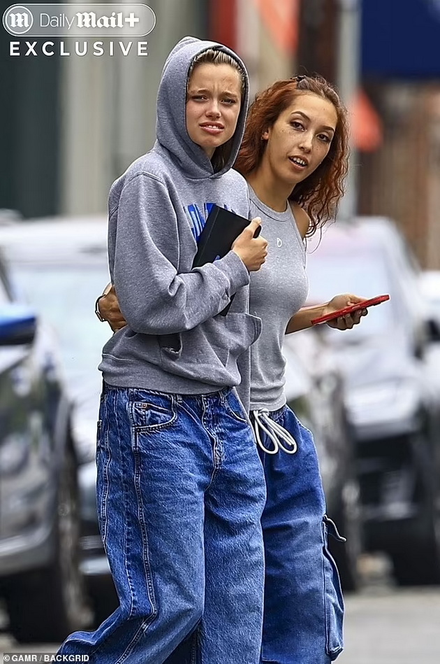 shajlo-djoli-pregrnata-so-devojka-po-shpekulaciite-deka-kje-go-menuva-polot-koja-e-navodnata-partnerka-na-kjerkata-na-andjelina-04.jpg