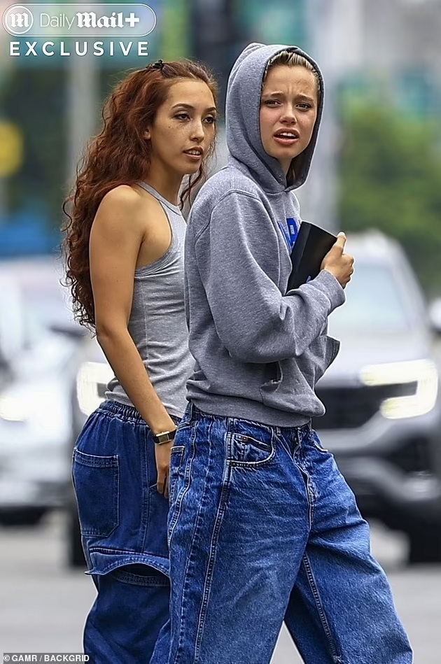 shajlo-djoli-pregrnata-so-devojka-po-shpekulaciite-deka-kje-go-menuva-polot-koja-e-navodnata-partnerka-na-kjerkata-na-andjelina-09.jpg