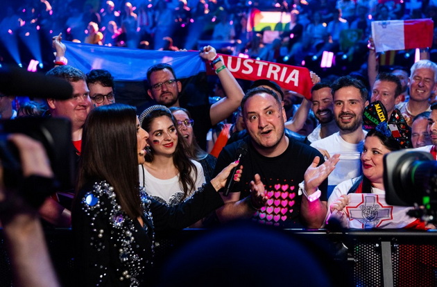 srpskiot-pejach-go-vlechea-po-scena-pesna-na-darko-dimitrov-ne-vleze-vo-finale-najvpechatlivi-momenti-na-evrosong-2025-07.jpg