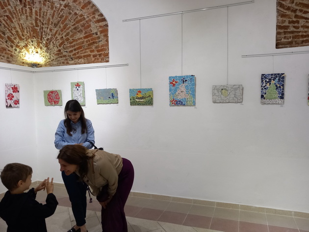 bravo-ucenici-od-gevgelija-voodusevija-na-izlozba-na-mozaici-gi-izrabotuvale-okolu-3-meseci-05.jpg