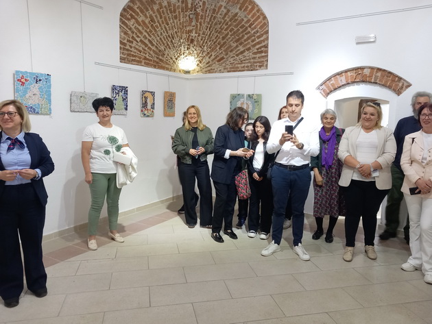 bravo-ucenici-od-gevgelija-voodusevija-na-izlozba-na-mozaici-gi-izrabotuvale-okolu-3-meseci-11.jpg