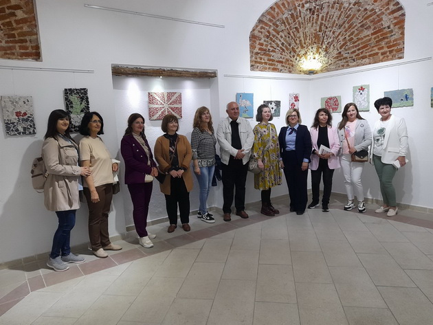 bravo-ucenici-od-gevgelija-voodusevija-na-izlozba-na-mozaici-gi-izrabotuvale-okolu-3-meseci-19.jpg