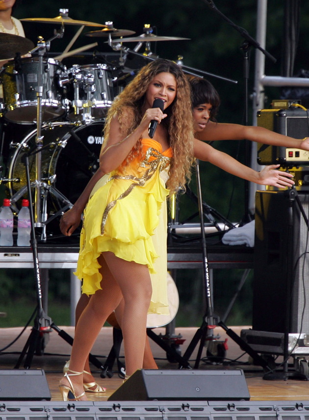 20-godini-podocna-svetska-pejachka-vo-fustanot-shto-katarina-ivanovska-go-noseshe-na-revija-vo-2006-ta-02.jpg