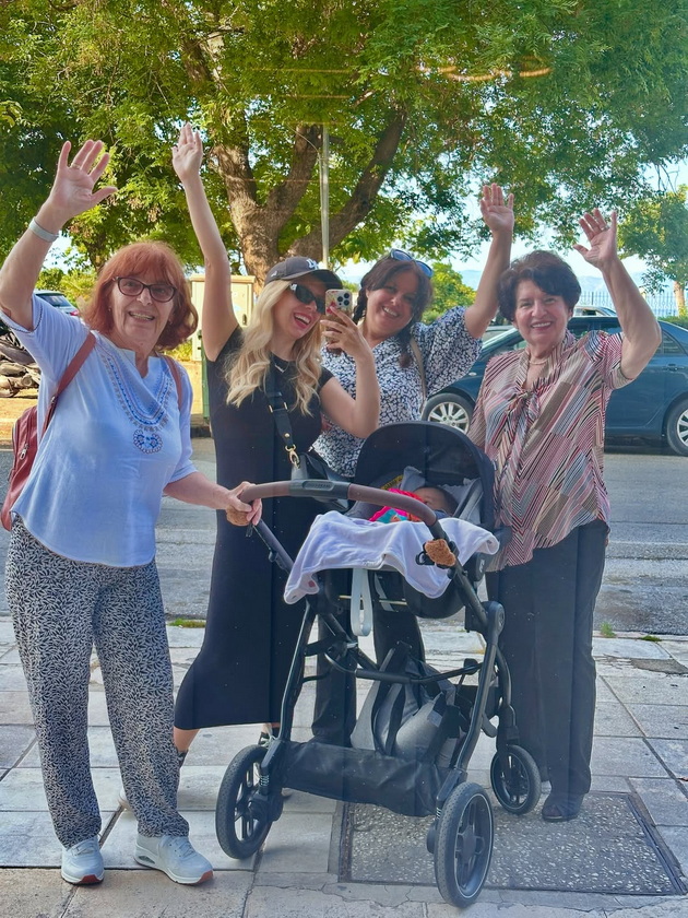 na-odmor-so-sofija-janeva-vo-kavala-patuvavme-6-chasa-od-skopje-so-bebe-cenite-bea-umereni-a-vodata-kristalno-chista-09.jpg