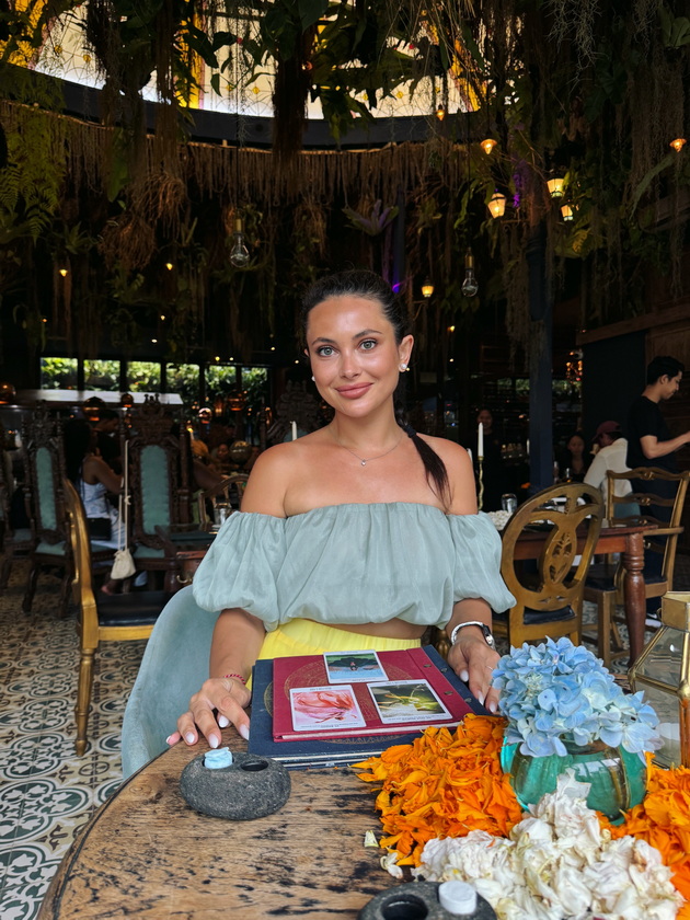 ana-kolevska-za-odmorot-na-bali-go-skrshiv-stapaloto-liznuvajkji-se-pokraj-bazen-kakov-tretman-dobiv-vo-bolnicite-06_copy.jpeg