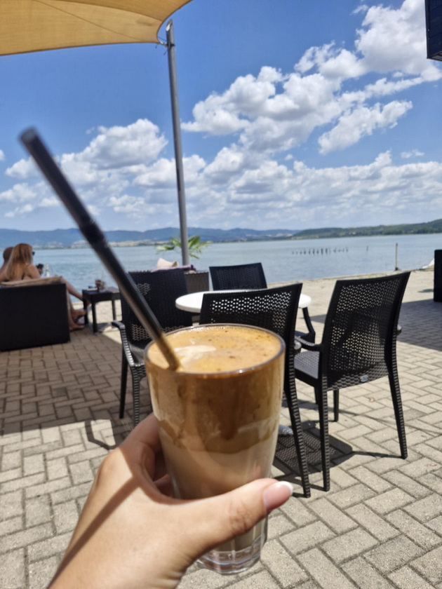 atmosferata-vo-dojran-vo-juni-2025-polni-plazhi-mnogu-kapachi-vo-ezeroto-i-pristapni-ceni-neskafe-100-denari-pivo-120-02.jpg