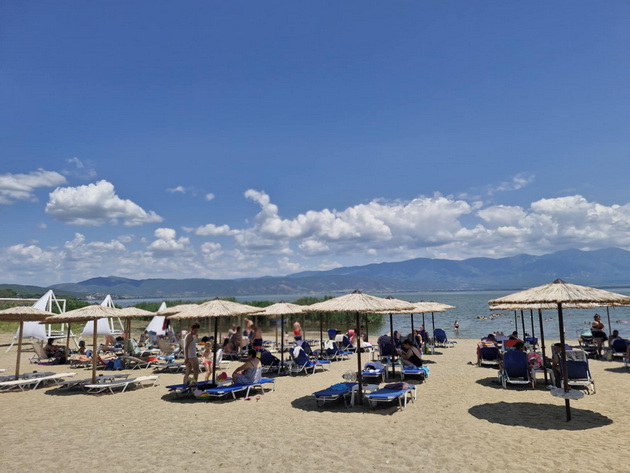 atmosferata-vo-dojran-vo-juni-2025-polni-plazhi-mnogu-kapachi-vo-ezeroto-i-pristapni-ceni-neskafe-100-denari-pivo-120-08.jpg