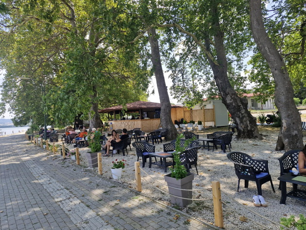 atmosferata-vo-dojran-vo-juni-2025-polni-plazhi-mnogu-kapachi-vo-ezeroto-i-pristapni-ceni-neskafe-100-denari-pivo-120-13.jpg