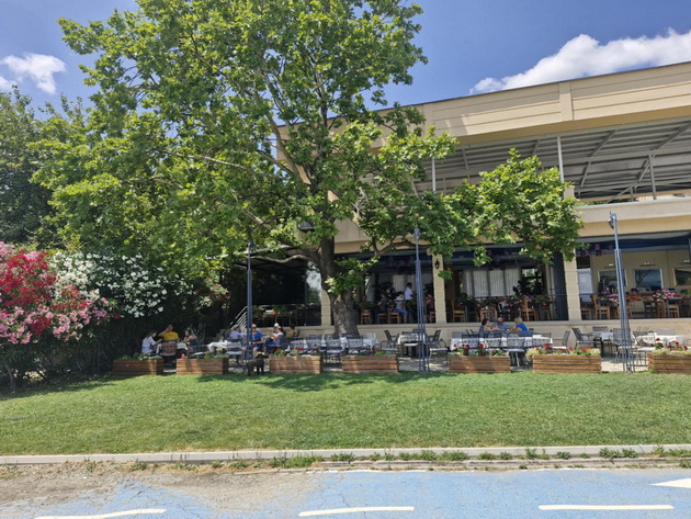 atmosferata-vo-dojran-vo-juni-2025-polni-plazhi-mnogu-kapachi-vo-ezeroto-i-pristapni-ceni-neskafe-100-denari-pivo-120-14.jpg