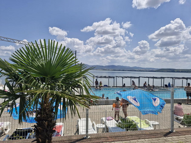 atmosferata-vo-dojran-vo-juni-2025-polni-plazhi-mnogu-kapachi-vo-ezeroto-i-pristapni-ceni-neskafe-100-denari-pivo-120-15.jpg