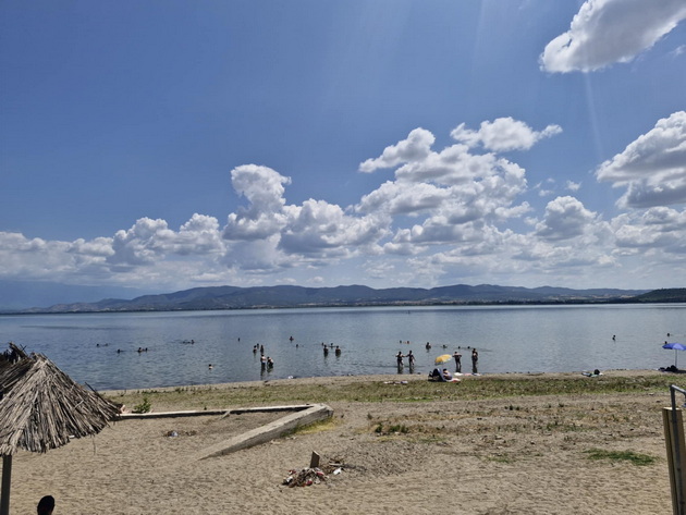 atmosferata-vo-dojran-vo-juni-2025-polni-plazhi-mnogu-kapachi-vo-ezeroto-i-pristapni-ceni-neskafe-100-denari-pivo-120-16.jpg