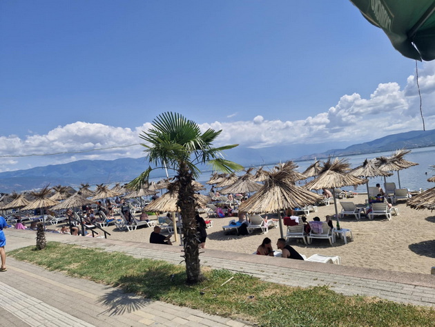 atmosferata-vo-dojran-vo-juni-2025-polni-plazhi-mnogu-kapachi-vo-ezeroto-i-pristapni-ceni-neskafe-100-denari-pivo-120-17.jpg