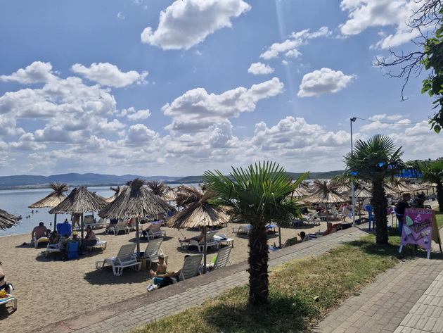 atmosferata-vo-dojran-vo-juni-2025-polni-plazhi-mnogu-kapachi-vo-ezeroto-i-pristapni-ceni-neskafe-100-denari-pivo-120-18.jpg