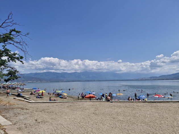 atmosferata-vo-dojran-vo-juni-2025-polni-plazhi-mnogu-kapachi-vo-ezeroto-i-pristapni-ceni-neskafe-100-denari-pivo-120-19.jpg