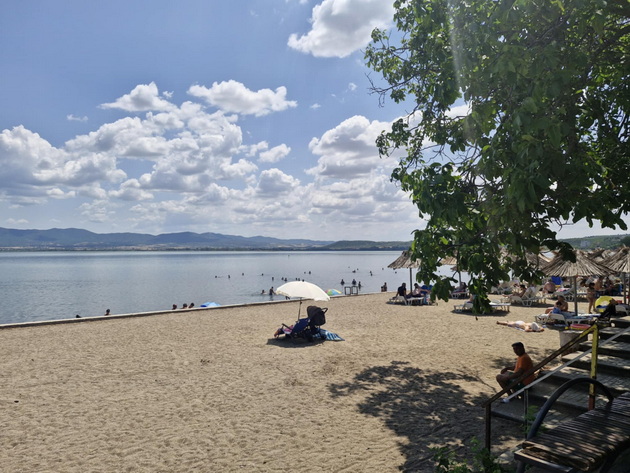atmosferata-vo-dojran-vo-juni-2025-polni-plazhi-mnogu-kapachi-vo-ezeroto-i-pristapni-ceni-neskafe-100-denari-pivo-120-20.jpg