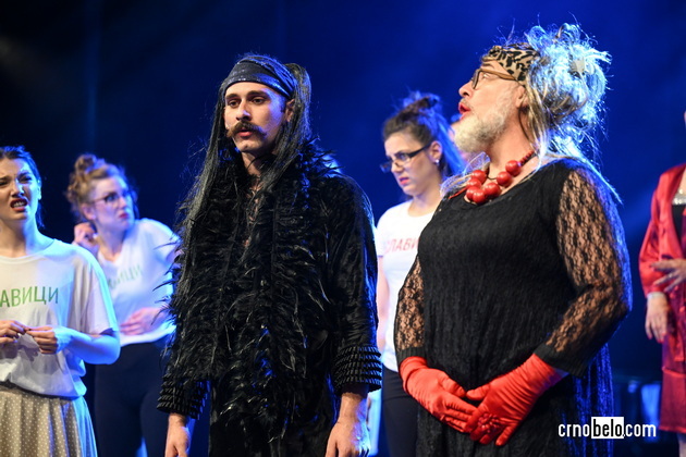 bev-na-glumcite-peat-vistinska-eksplozija-od-energija-a-vesna-petrushevska-so-drag-kralicite-bea-kulminacija-na-vecherta-31_copy.jpg