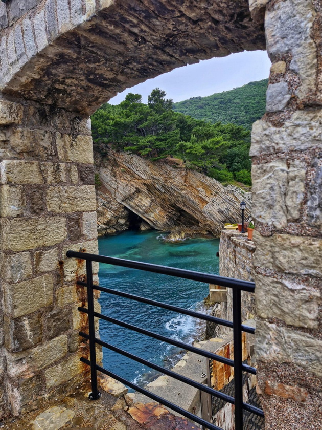 bev-na-odmor-vo-ulcinj-i-go-shetav-crnogorskoto-krajbrezhje-do-budva-magichen-star-grad-13km-pesochna-plazha-21.jpg