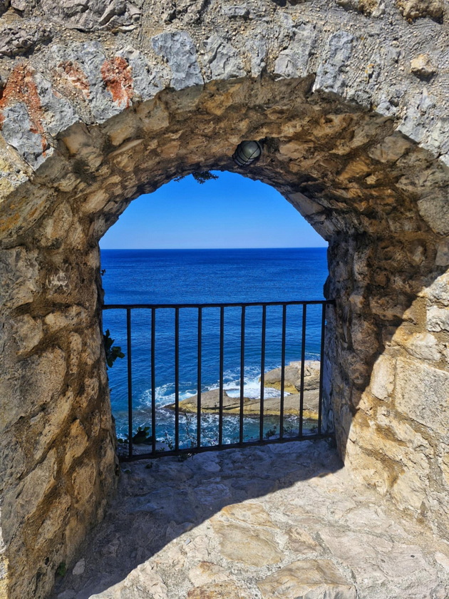 bev-na-odmor-vo-ulcinj-i-go-shetav-crnogorskoto-krajbrezhje-do-budva-magichen-star-grad-13km-pesochna-plazha-36.jpg