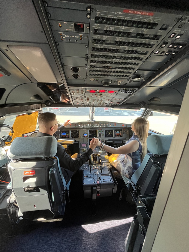boban-ja-zaprosi-za-vreme-na-avionski-let-kon-germanija-so-pomosh-na-stjuardesite-foto-video-06.jpeg