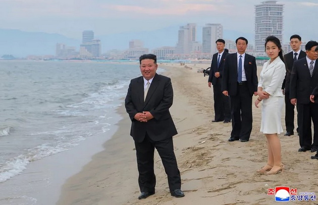 kontroverzniot-diktator-kim-djong-un-so-soprugata-i-omilenata-kjerka-ja-otvori-turistichkata-zona-vo-severna-koreja-03_copy.jpg