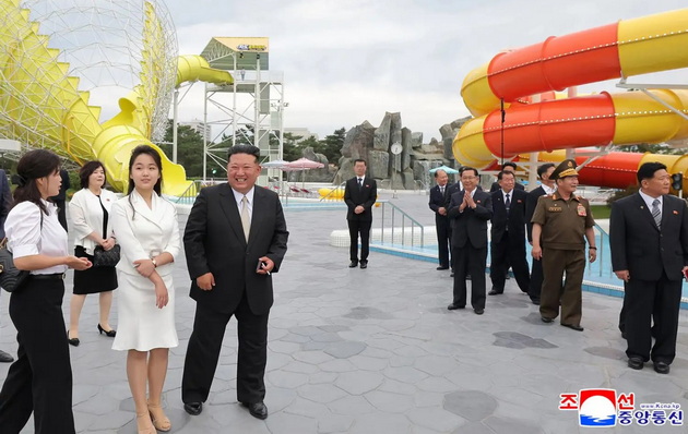 kontroverzniot-diktator-kim-djong-un-so-soprugata-i-omilenata-kjerka-ja-otvori-turistichkata-zona-vo-severna-koreja-04_copy.jpg