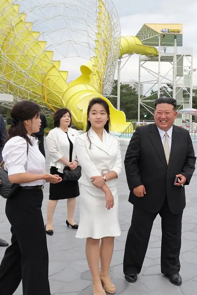 kontroverzniot-diktator-kim-djong-un-so-soprugata-i-omilenata-kjerka-ja-otvori-turistichkata-zona-vo-severna-koreja-05.jpg