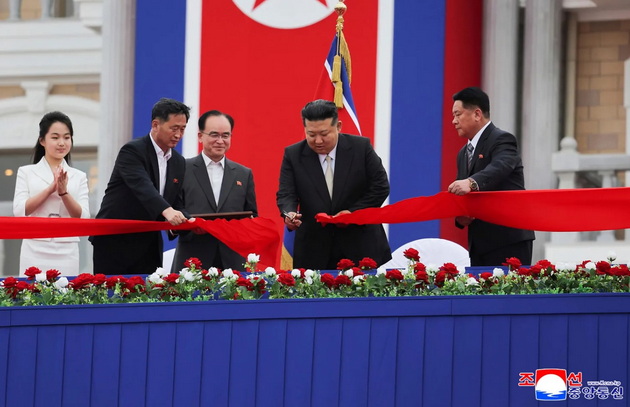 kontroverzniot-diktator-kim-djong-un-so-soprugata-i-omilenata-kjerka-ja-otvori-turistichkata-zona-vo-severna-koreja-06.jpg