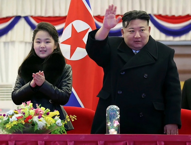 kontroverzniot-diktator-kim-djong-un-so-soprugata-i-omilenata-kjerka-ja-otvori-turistichkata-zona-vo-severna-koreja-08.jpg