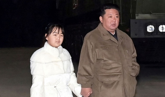 kontroverzniot-diktator-kim-djong-un-so-soprugata-i-omilenata-kjerka-ja-otvori-turistichkata-zona-vo-severna-koreja-11.jpg