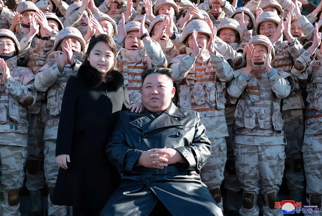 kontroverzniot-diktator-kim-djong-un-so-soprugata-i-omilenata-kjerka-ja-otvori-turistichkata-zona-vo-severna-koreja-12.jpg