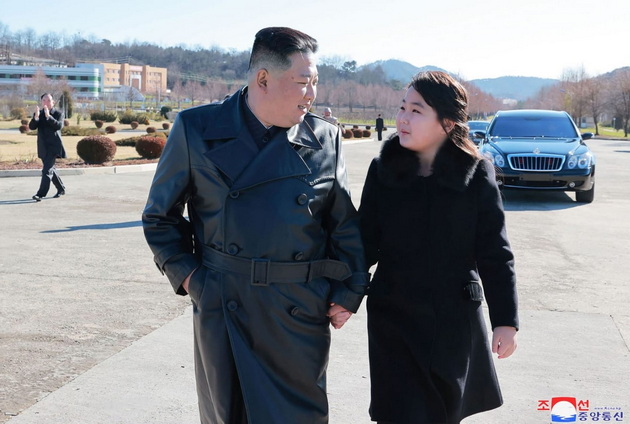 kontroverzniot-diktator-kim-djong-un-so-soprugata-i-omilenata-kjerka-ja-otvori-turistichkata-zona-vo-severna-koreja-13.jpg