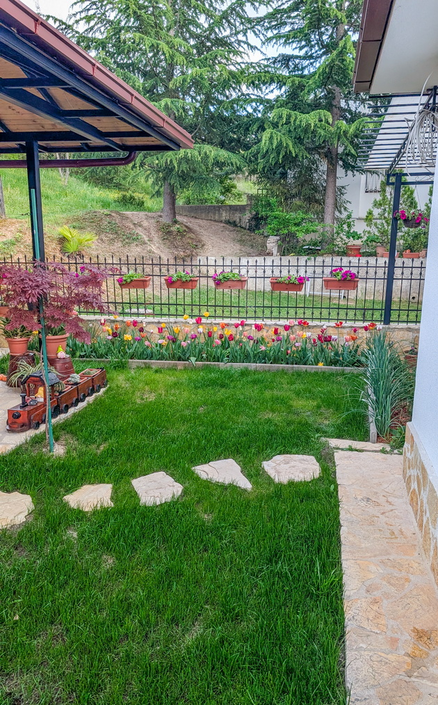 na-gosti-vo-semejniot-dom-na-davor-dave-s-kitchen-vo-ohrid-kukja-prostrana-kujna-so-pogled-kon-ezeroto-i-rajsko-dvorche-foto-02.jpg