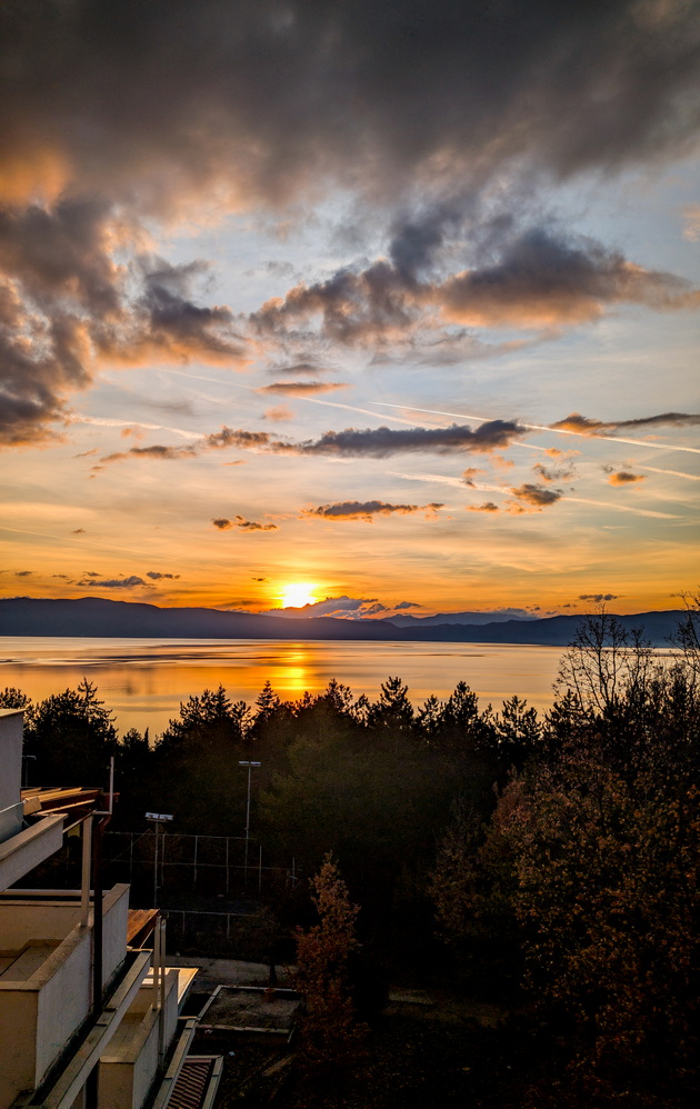 na-gosti-vo-semejniot-dom-na-davor-dave-s-kitchen-vo-ohrid-kukja-prostrana-kujna-so-pogled-kon-ezeroto-i-rajsko-dvorche-foto-04.jpg