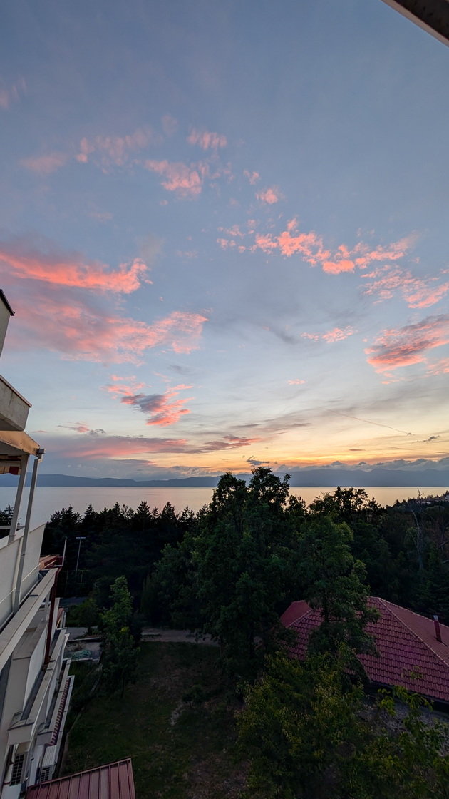 na-gosti-vo-semejniot-dom-na-davor-dave-s-kitchen-vo-ohrid-kukja-prostrana-kujna-so-pogled-kon-ezeroto-i-rajsko-dvorche-foto-06.jpg