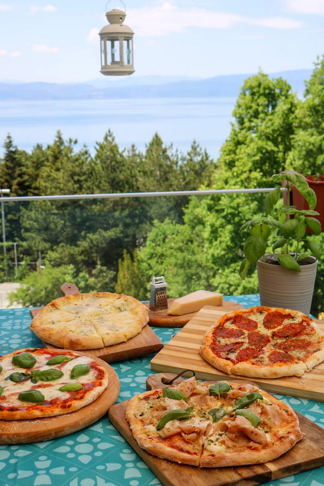 na-gosti-vo-semejniot-dom-na-davor-dave-s-kitchen-vo-ohrid-kukja-prostrana-kujna-so-pogled-kon-ezeroto-i-rajsko-dvorche-foto-15.jpg