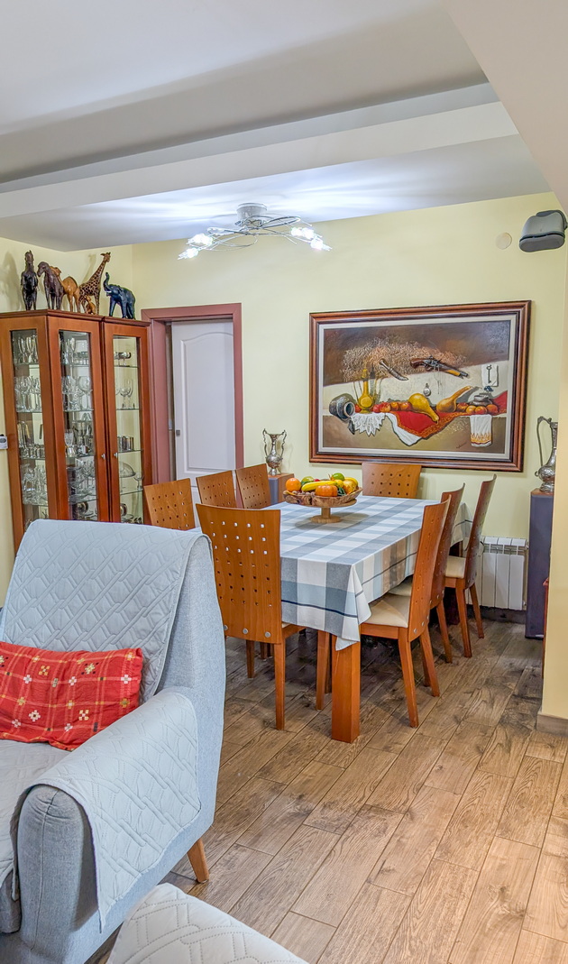na-gosti-vo-semejniot-dom-na-davor-dave-s-kitchen-vo-ohrid-kukja-prostrana-kujna-so-pogled-kon-ezeroto-i-rajsko-dvorche-foto-19.jpg