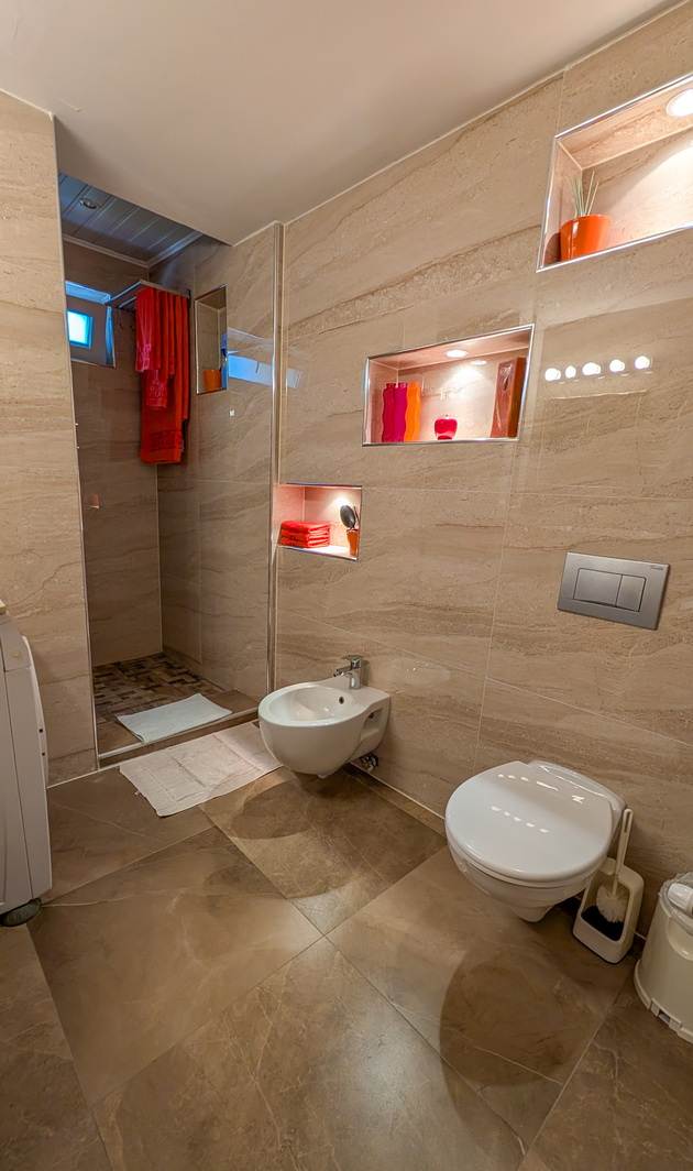 na-gosti-vo-semejniot-dom-na-davor-dave-s-kitchen-vo-ohrid-kukja-prostrana-kujna-so-pogled-kon-ezeroto-i-rajsko-dvorche-foto-23.jpg