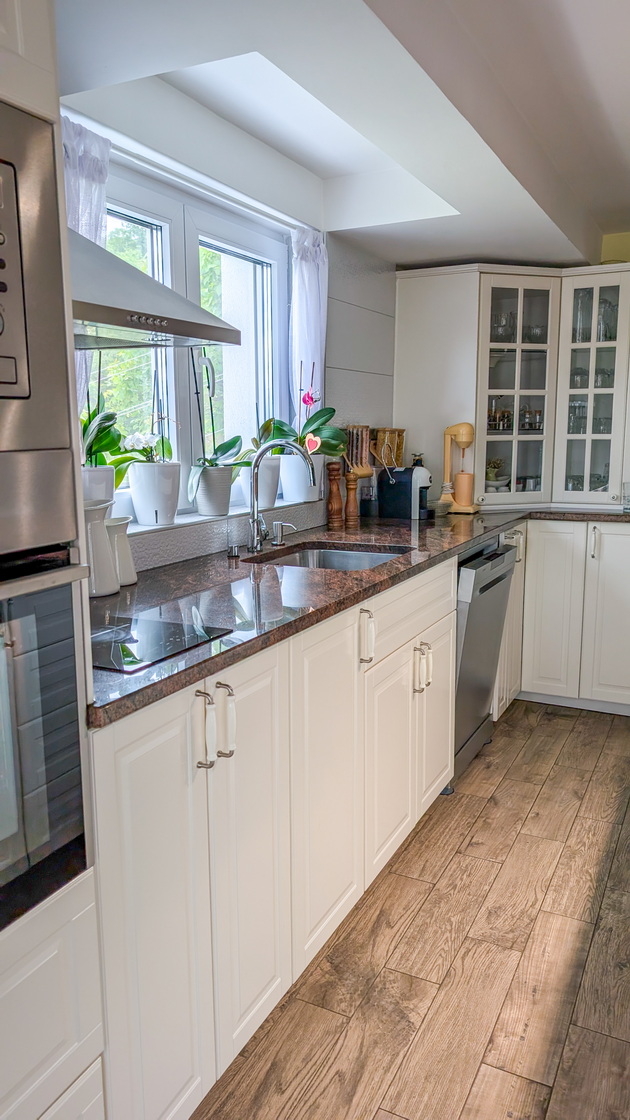 na-gosti-vo-semejniot-dom-na-davor-dave-s-kitchen-vo-ohrid-kukja-prostrana-kujna-so-pogled-kon-ezeroto-i-rajsko-dvorche-foto-25.jpg