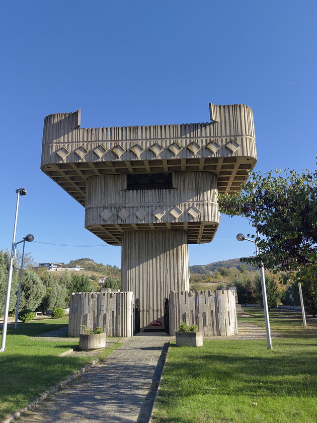natasha-malinkova-za-rodniot-grad-kako-deca-vo-kavadarci-ruchavme-na-lozje-i-se-vozevme-so-kajchinja-po-tikveshkoto-ezero-12.jpg