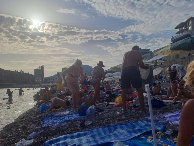 nema-igla-kade-da-frlish-plazhite-vo-sutomore-se-pretrupani-so-turisti-ushte-vo-juni-foto-02.jpg